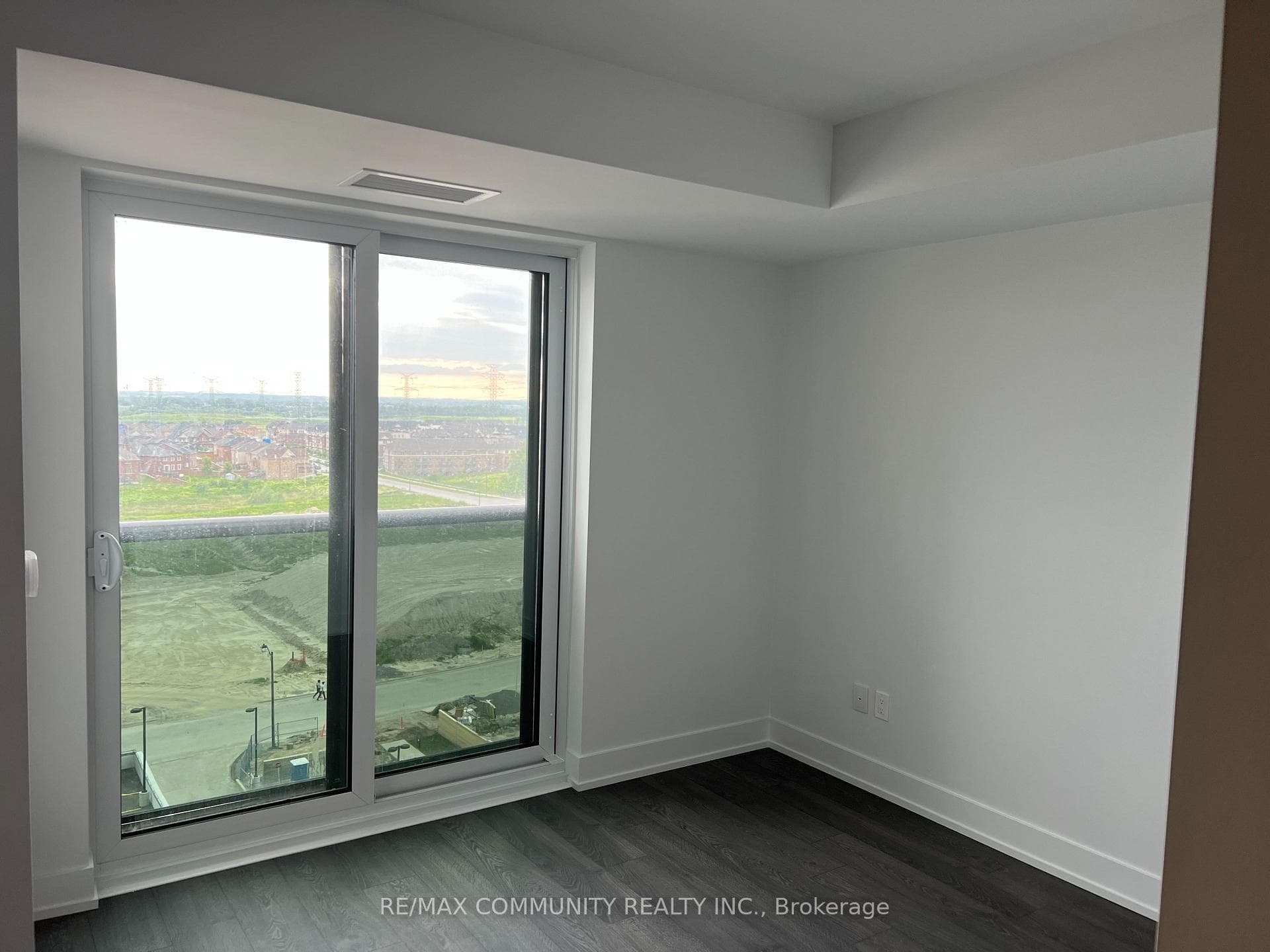 2550 Simcoe Street Unit 903 photo 5