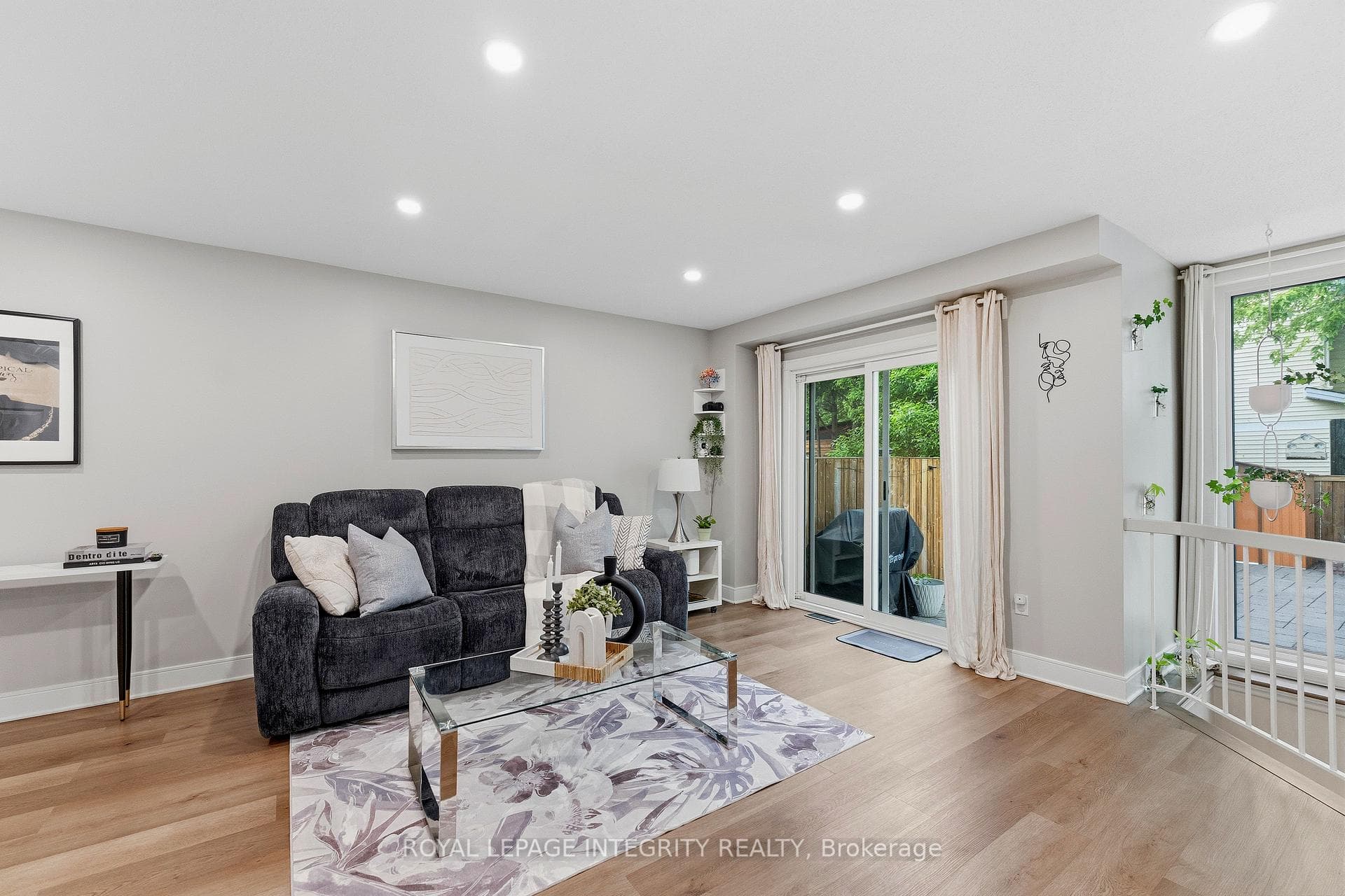 89 BURLINGTON Crescent photo 10