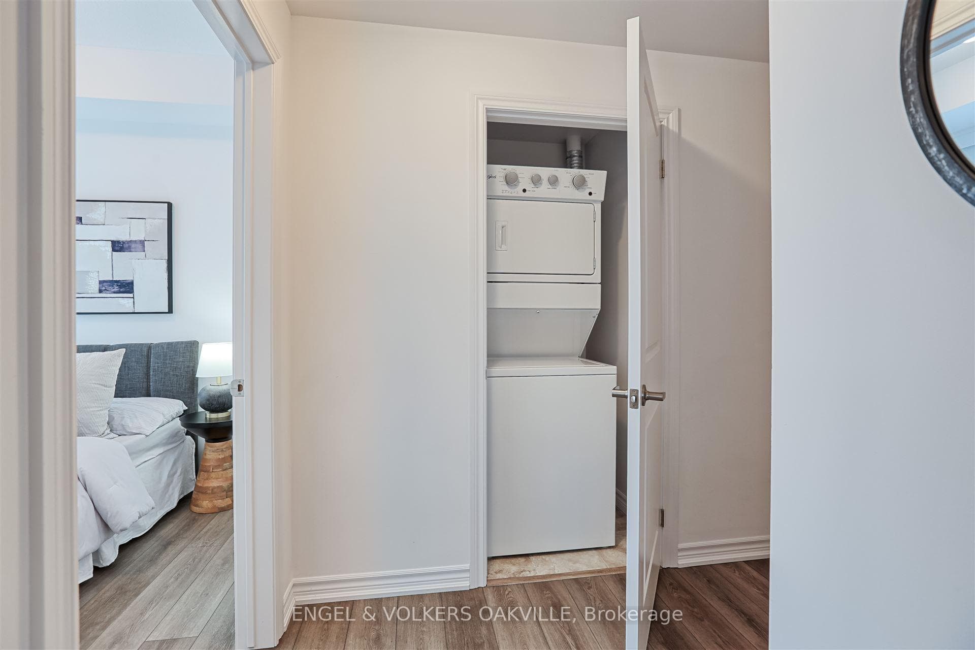460 Dundas Street Unit 611 photo 25