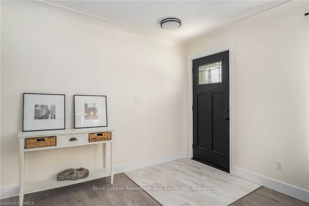 11 CAMPBELL Crescent photo 4