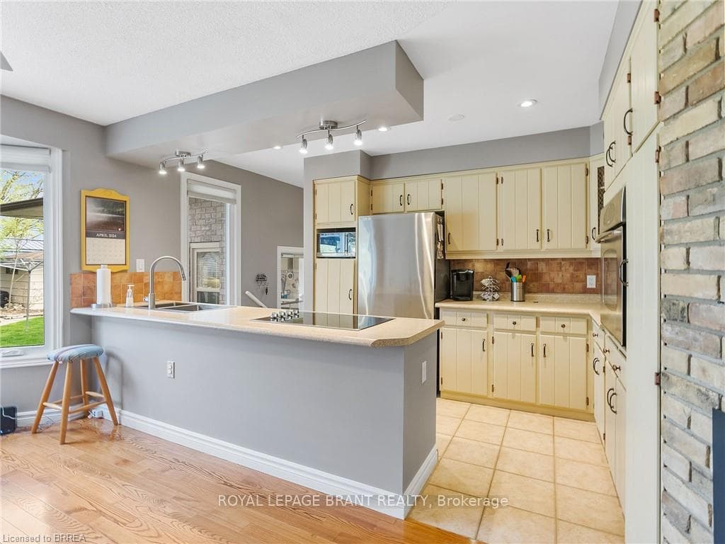 22 Victor Boulevard photo 11