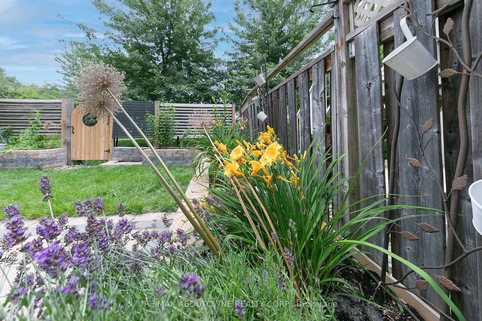 374 Spring Blossom Crescent photo 39