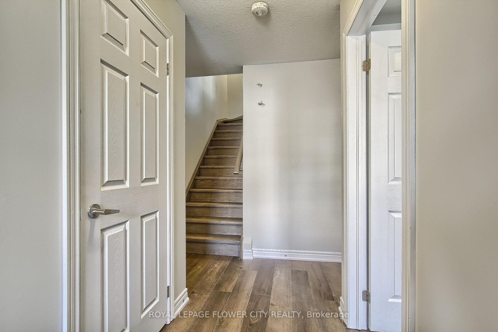 70 Knotty Pine Avenue photo 7