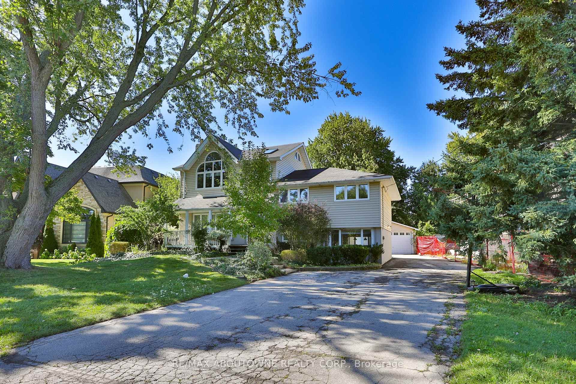 240 Tweedsdale Crescent photo 1