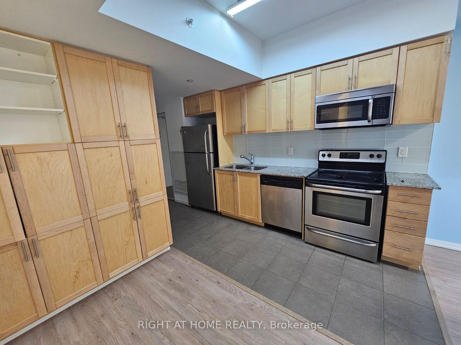 800 Lawrence Avenue Unit 605 photo 5