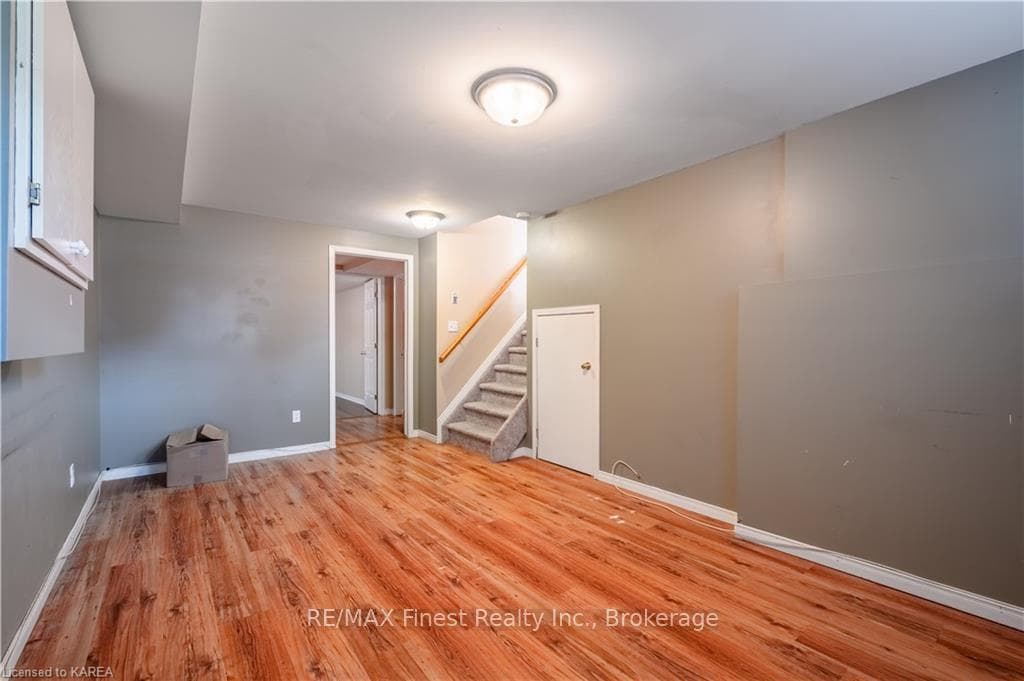 1386 BRACKENWOOD Crescent photo 20