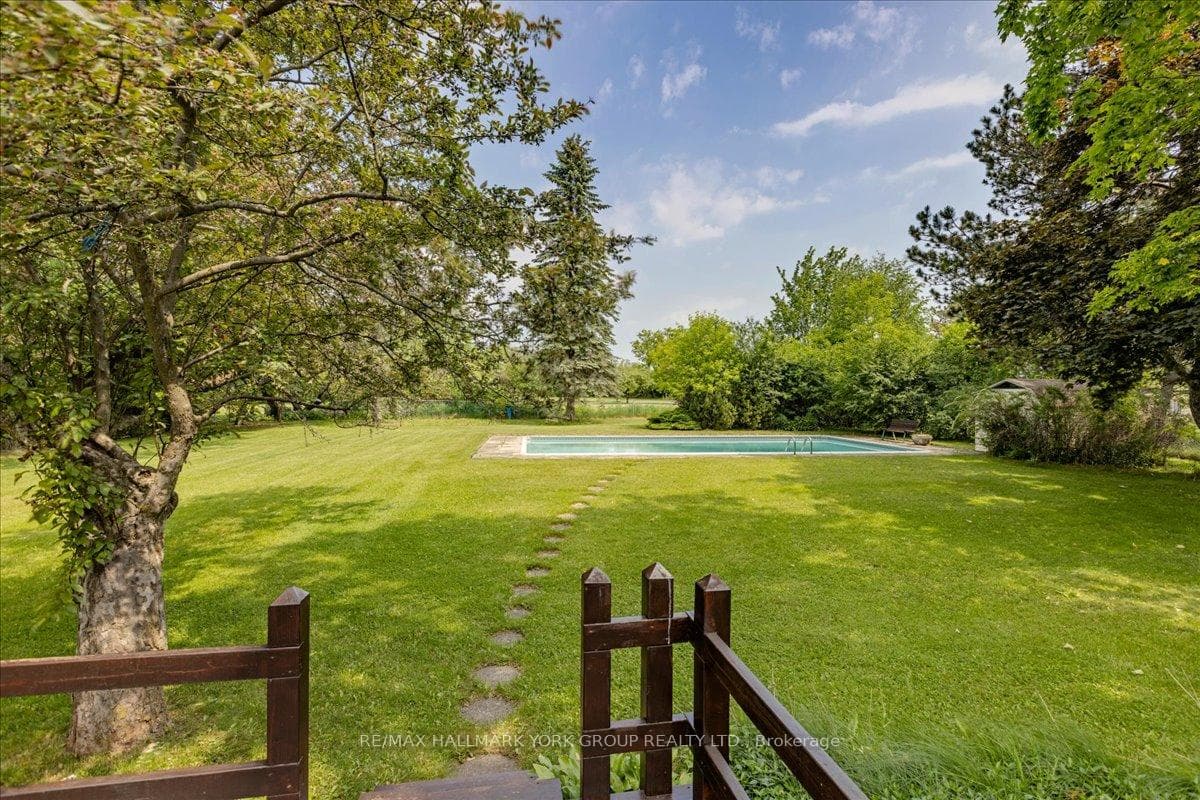2490 Holborn Road photo 40