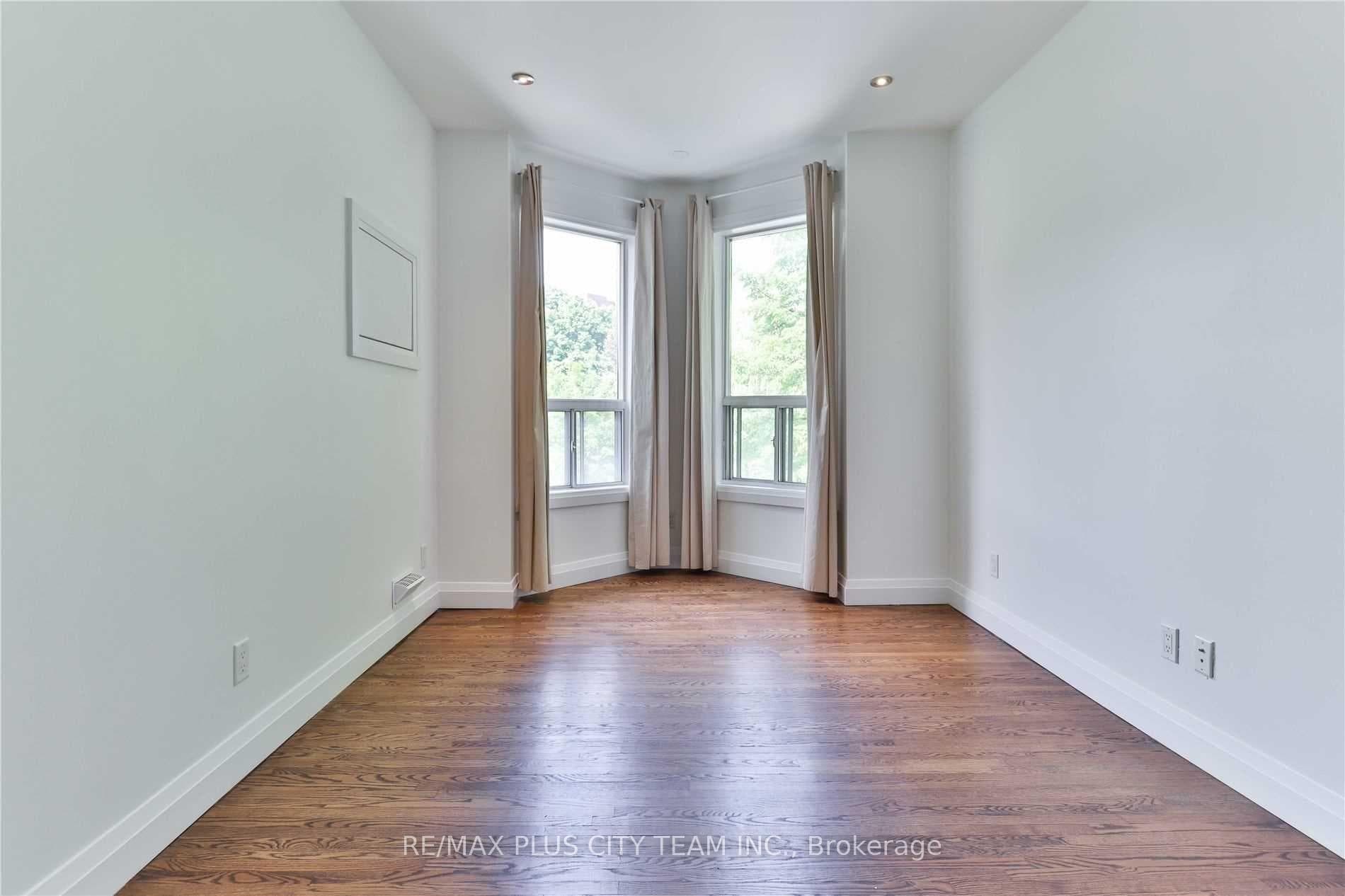 153 Niagara Street Unit Upper photo 30
