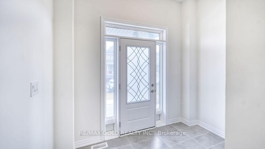 74 Northrop Avenue photo 3