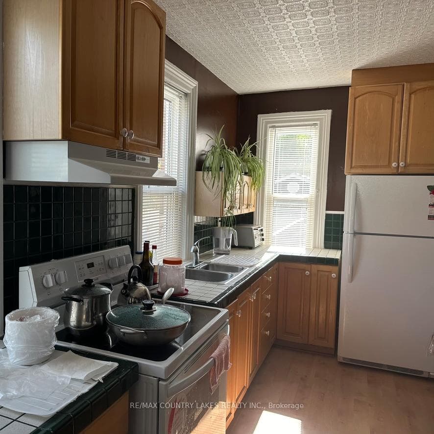438 Osborne Street photo 8