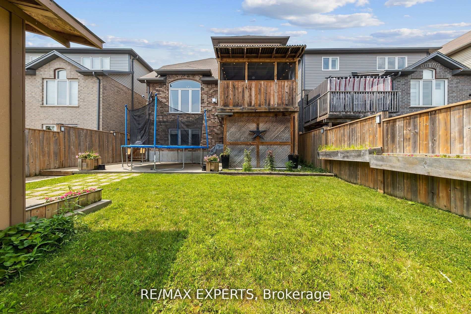 690 Frontenac Crescent photo 34