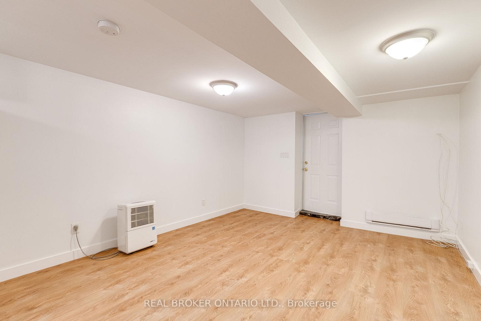 371 Jones Avenue Unit Lower photo 4