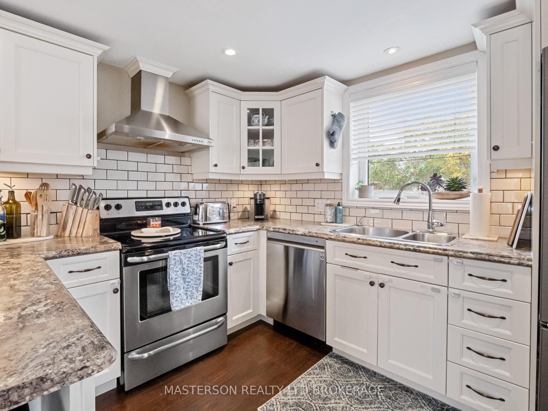 35 Lyons Avenue photo 19