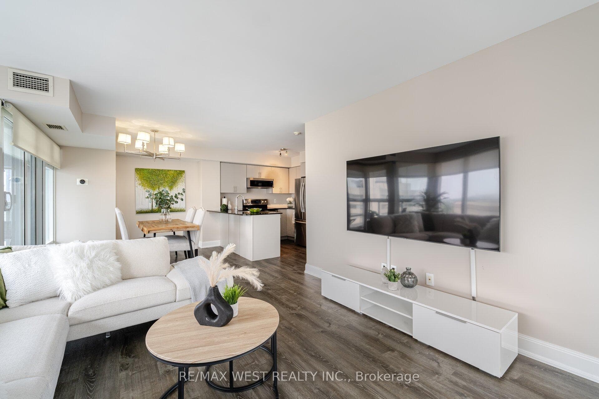 2181 Yonge Street Unit 1811 photo 6