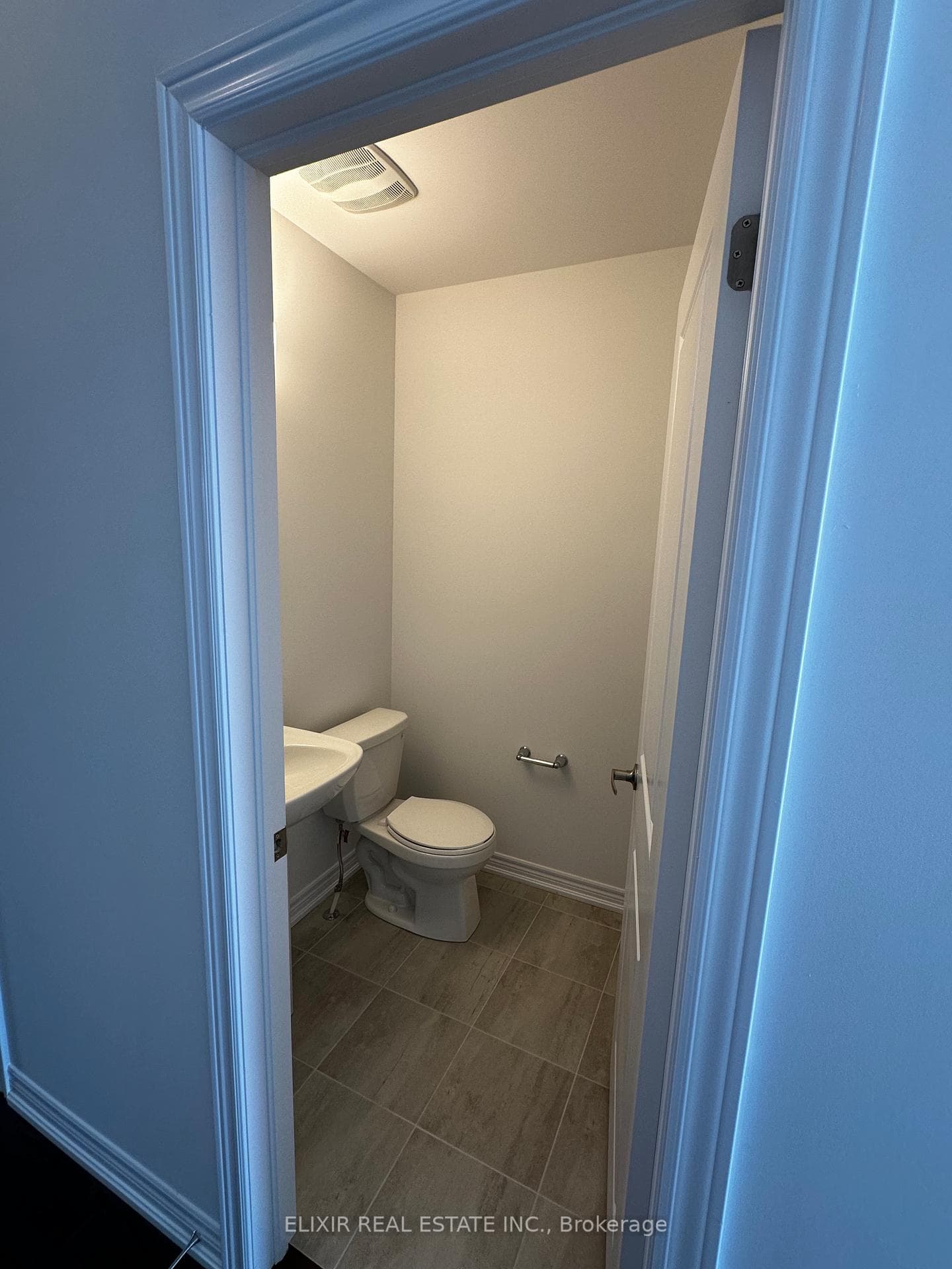 141 Fenchurch Manor photo 22