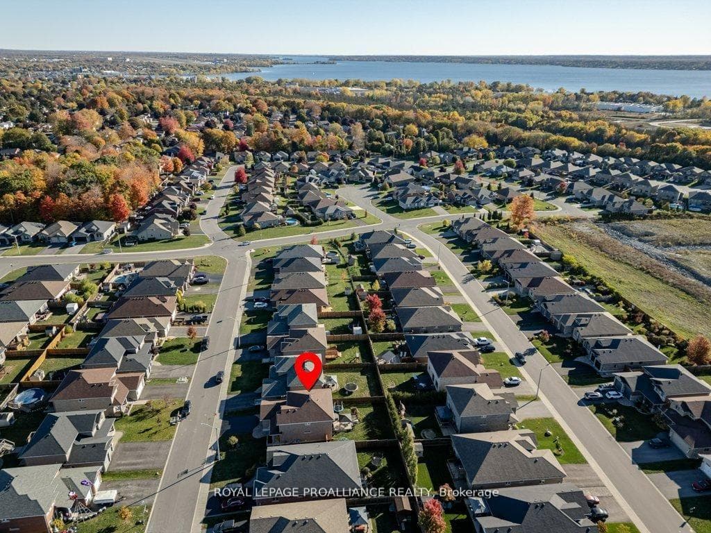 60 Crews Crescent photo 4