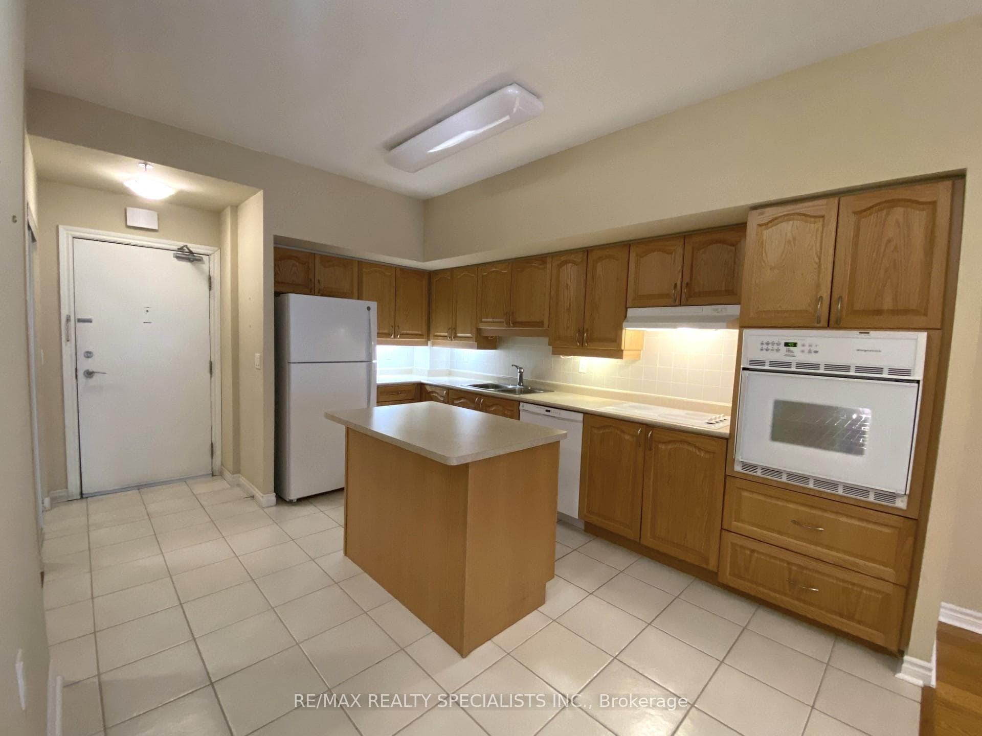 810 Scollard Court Unit 803 photo 2