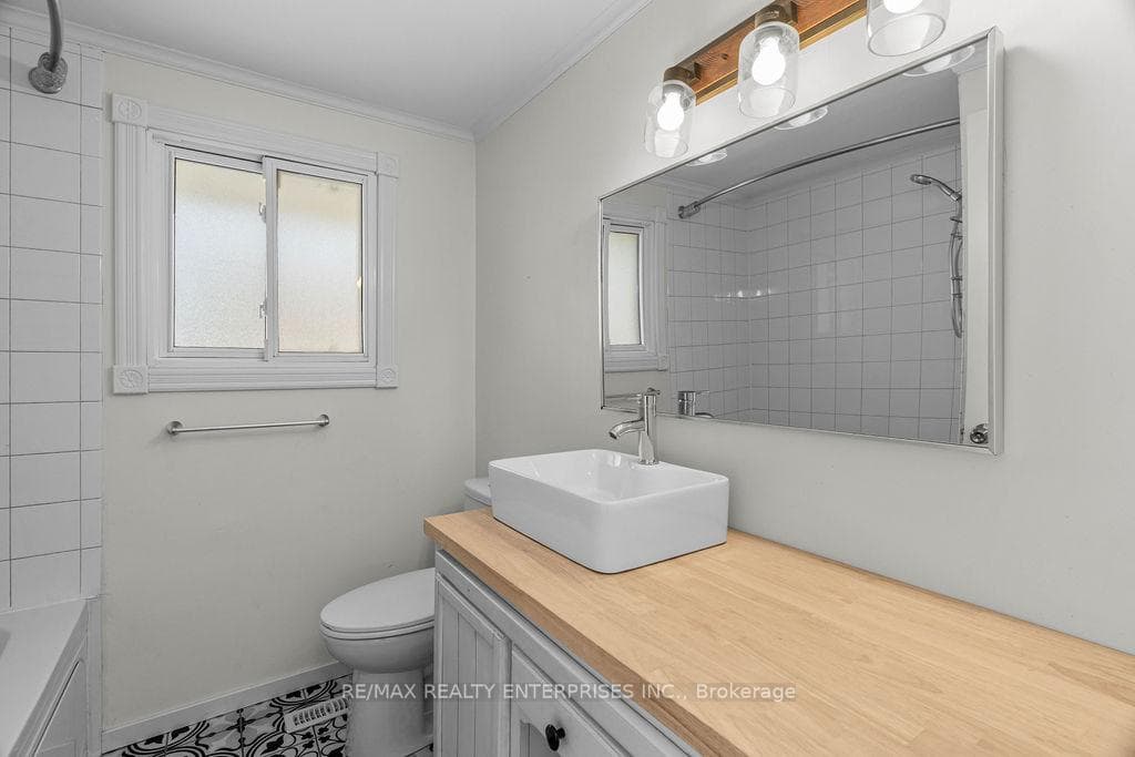 4 Pc Upper Main Bath, Privacy Window
