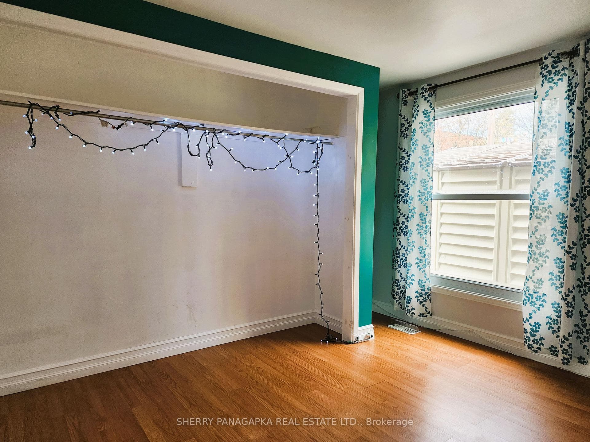 Larget open double closet
