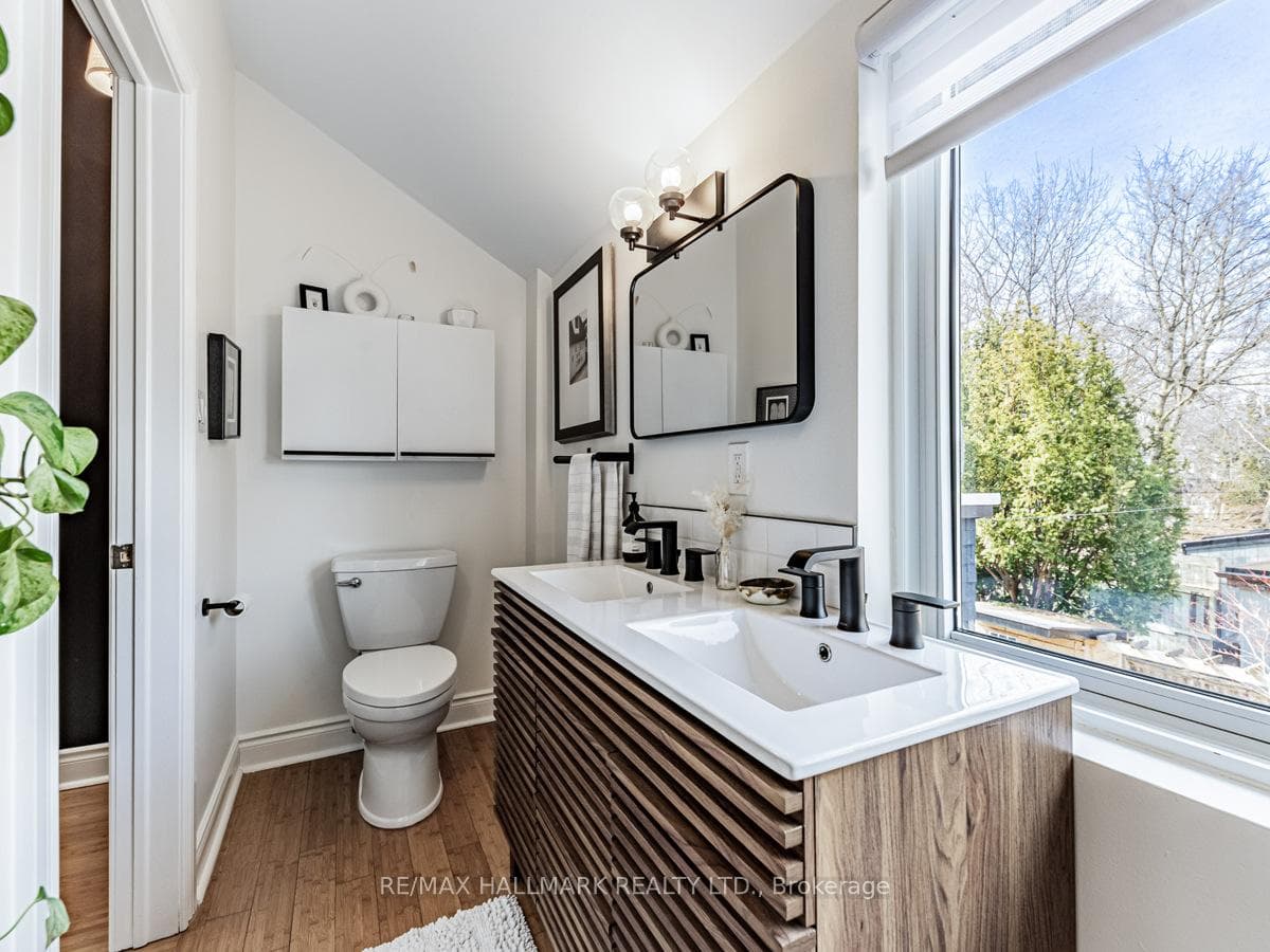 1584 Dundas Street photo 17