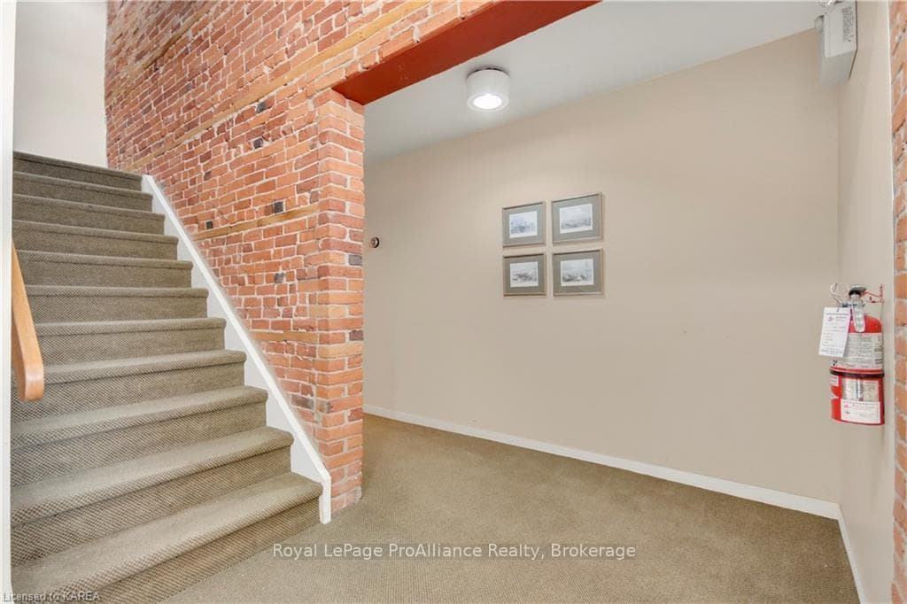 250 KING Street Unit 6 photo 6