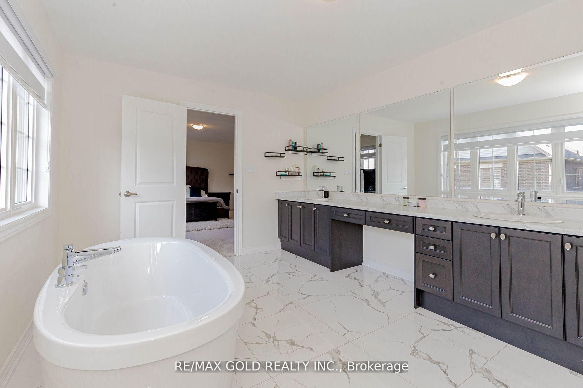 60 Stillwell Crescent photo 22