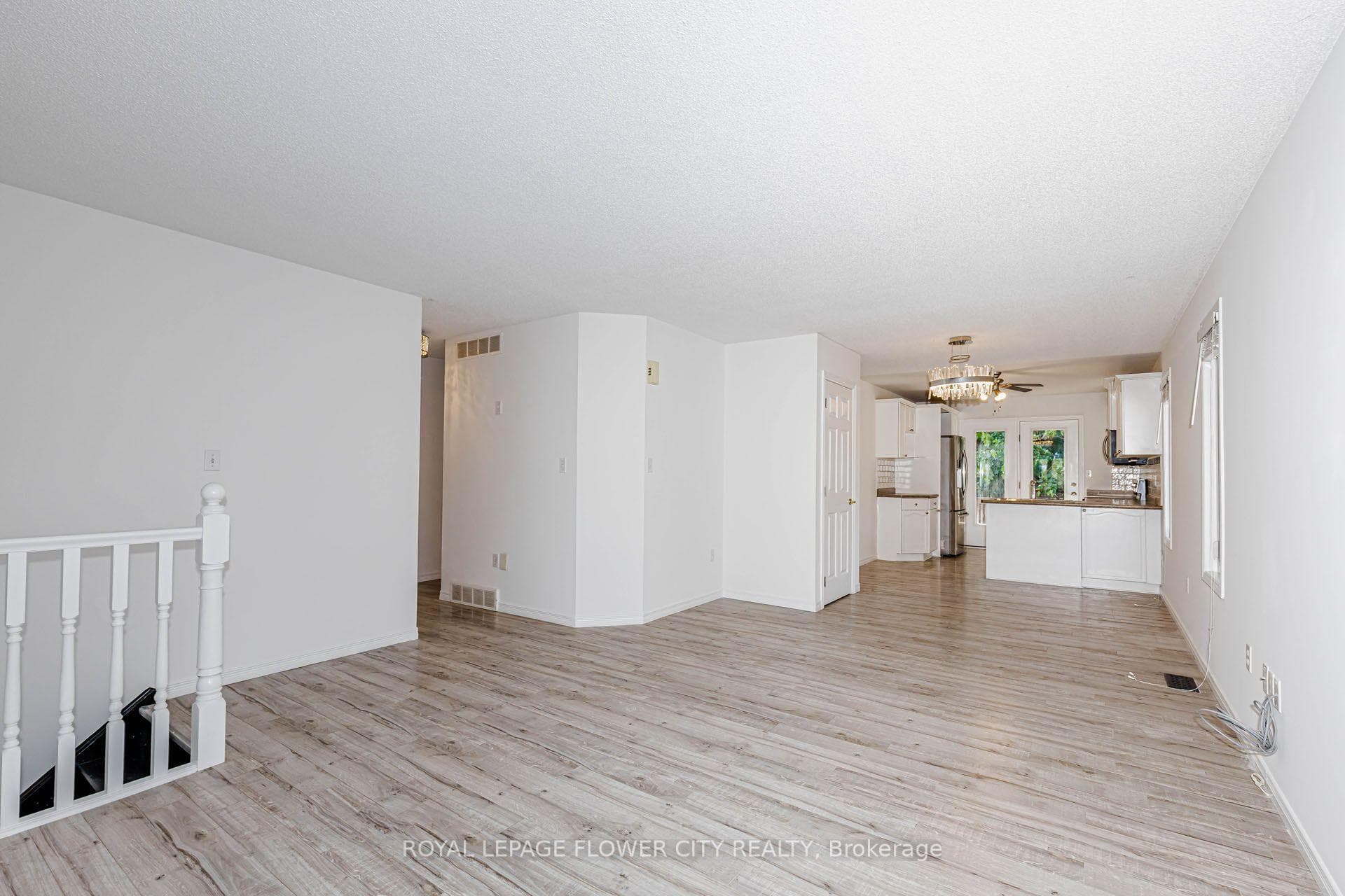 47 QUEENSWAY Drive photo 14