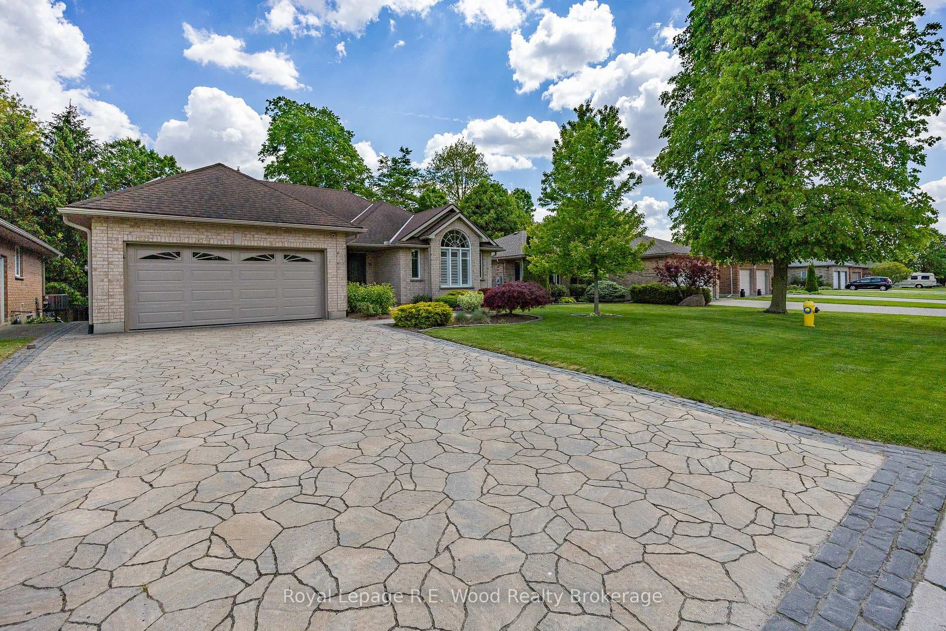 36 Woodland Crescent photo 2