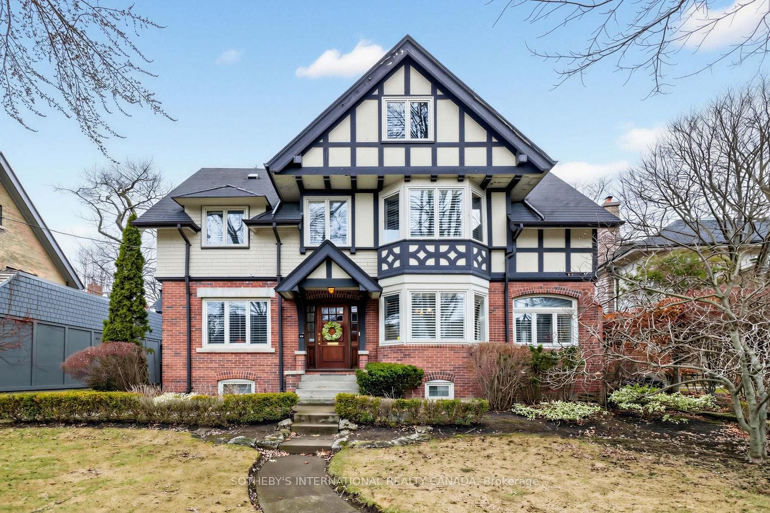 136 Roxborough Drive photo 3
