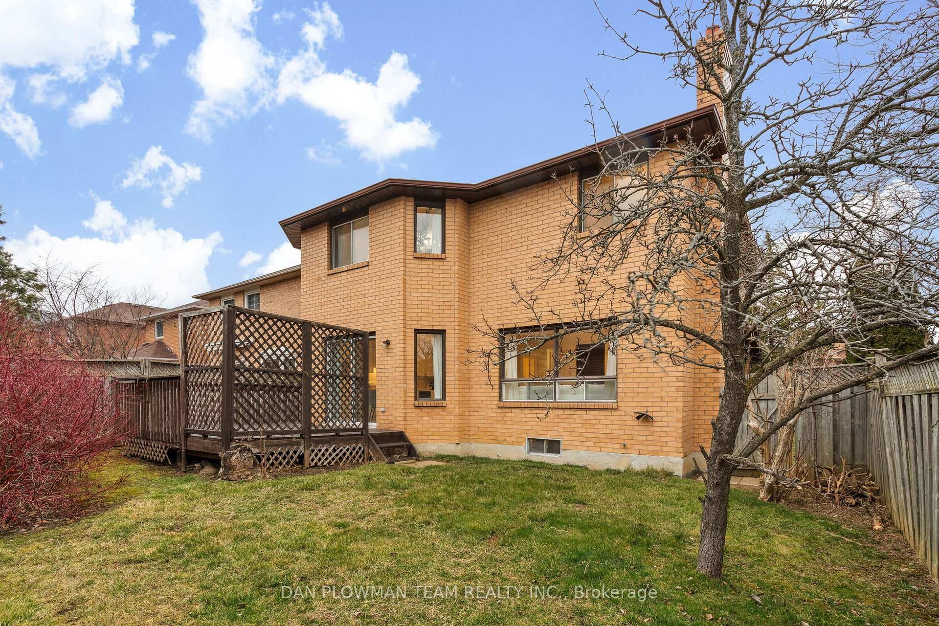 1402 Sandhurst Crescent photo 30