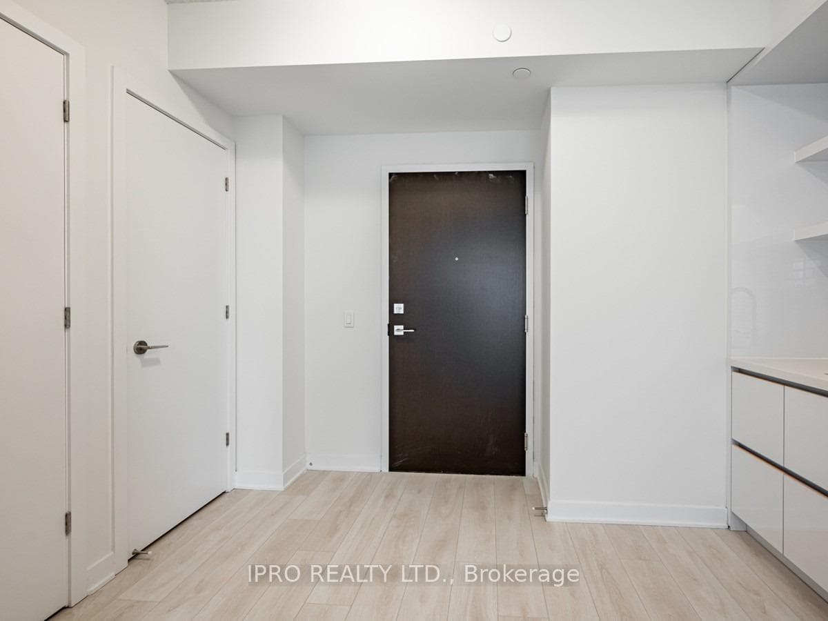 2221 Yonge Street Unit 3704 photo 2