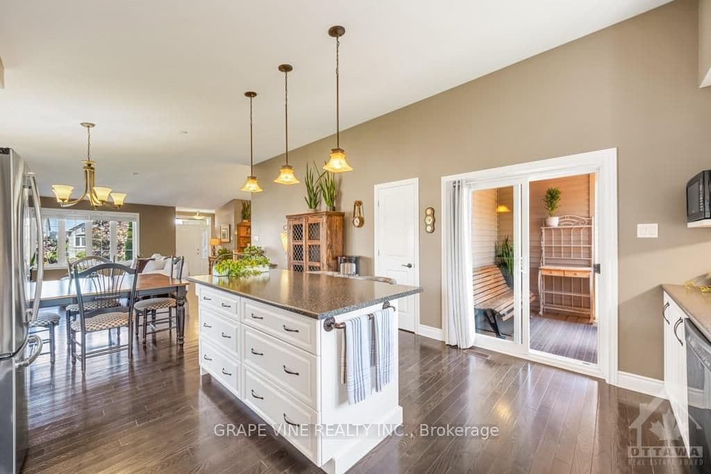 385 CENTRAL PARK Boulevard photo 13