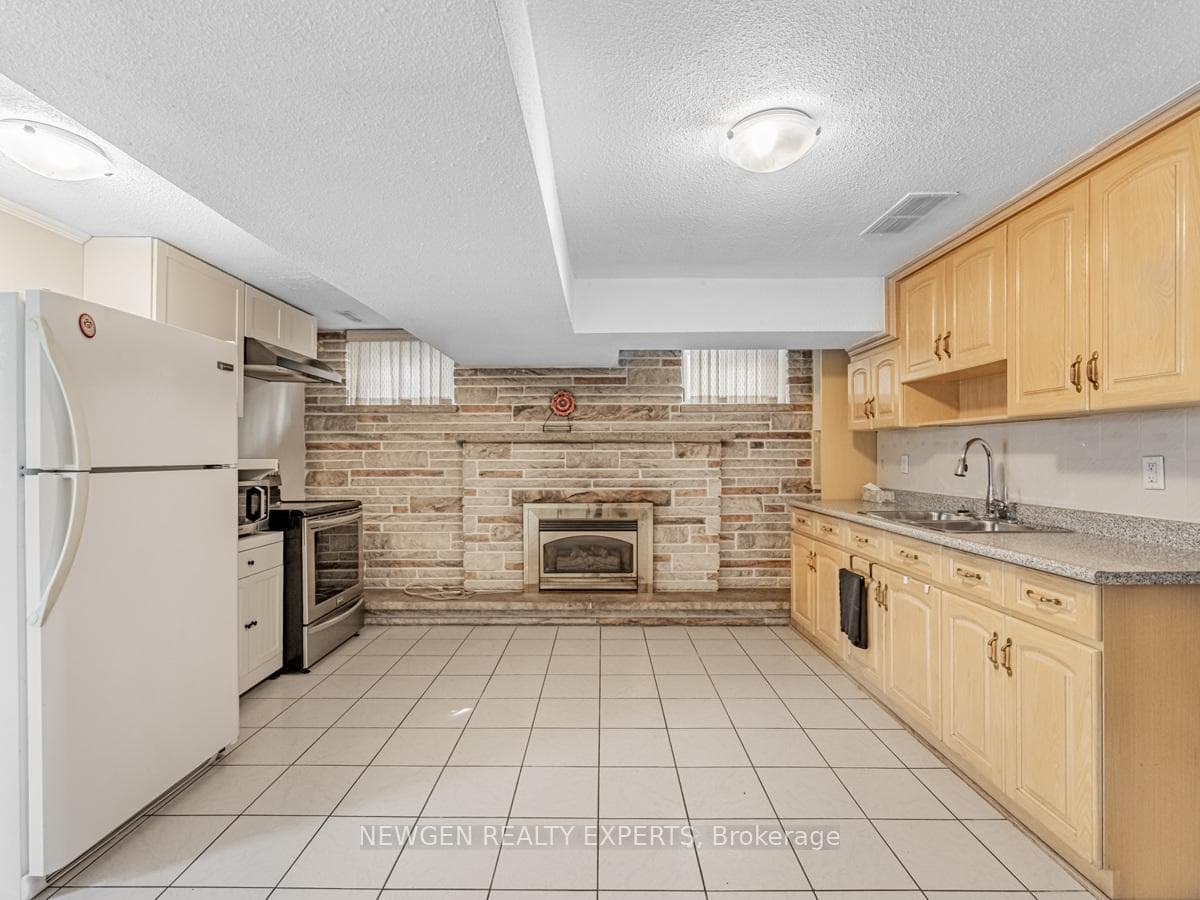 2435 Callum Avenue photo 23