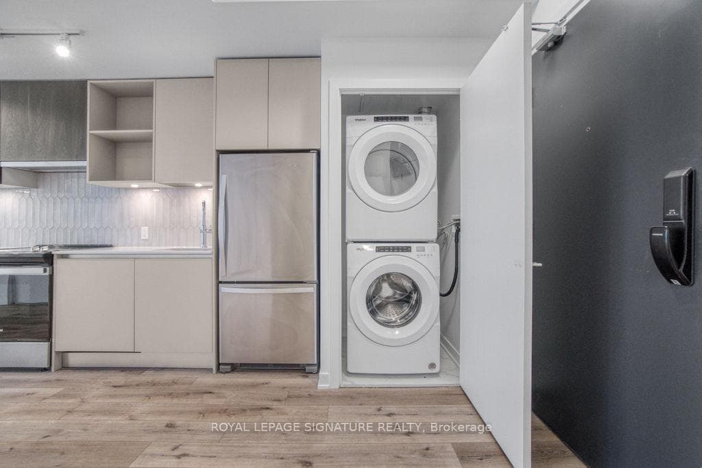 395 Dundas Street Unit 418 photo 10