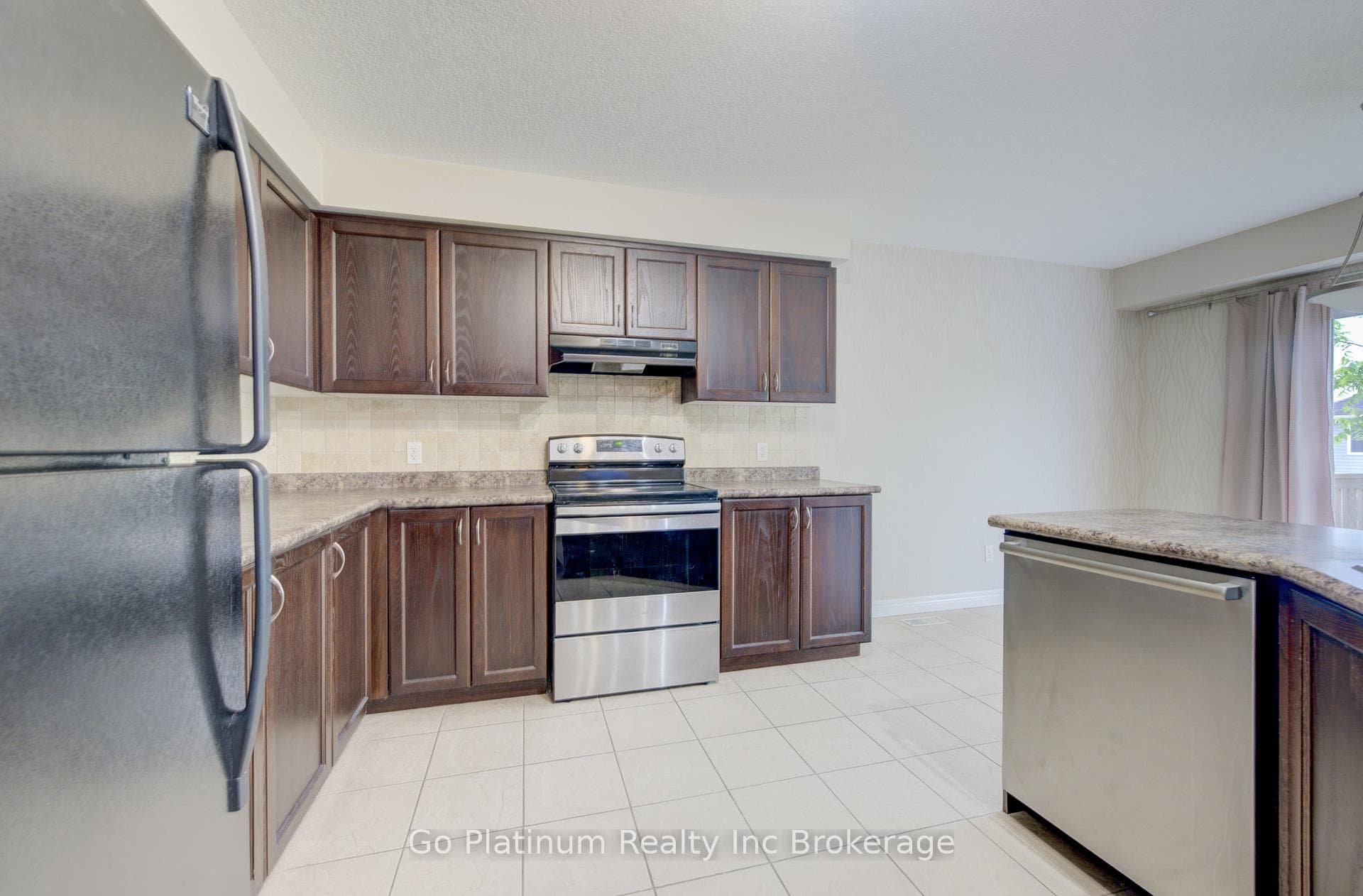 879 Frontenac Crescent photo 11