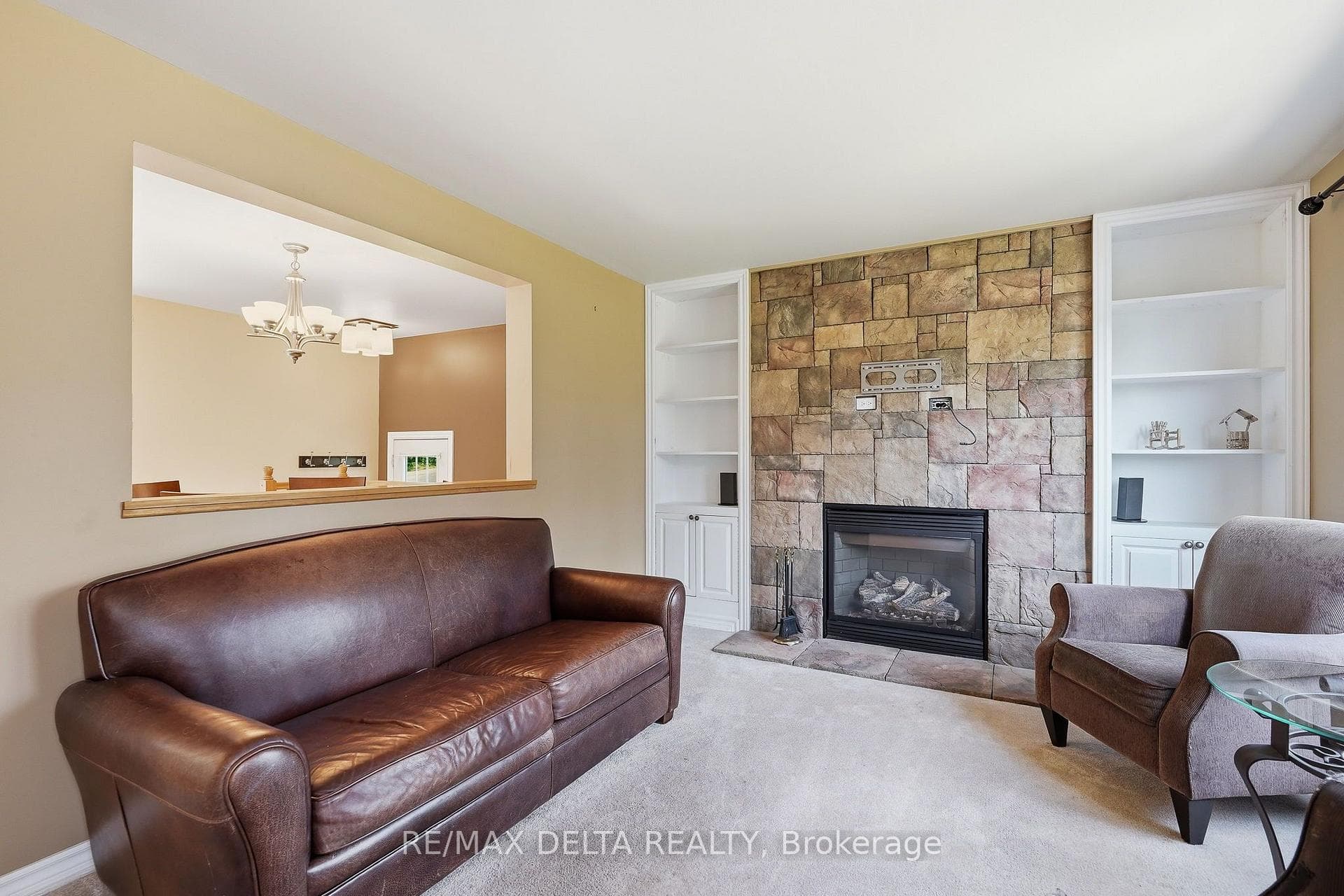 Natural gas fireplace in LR.