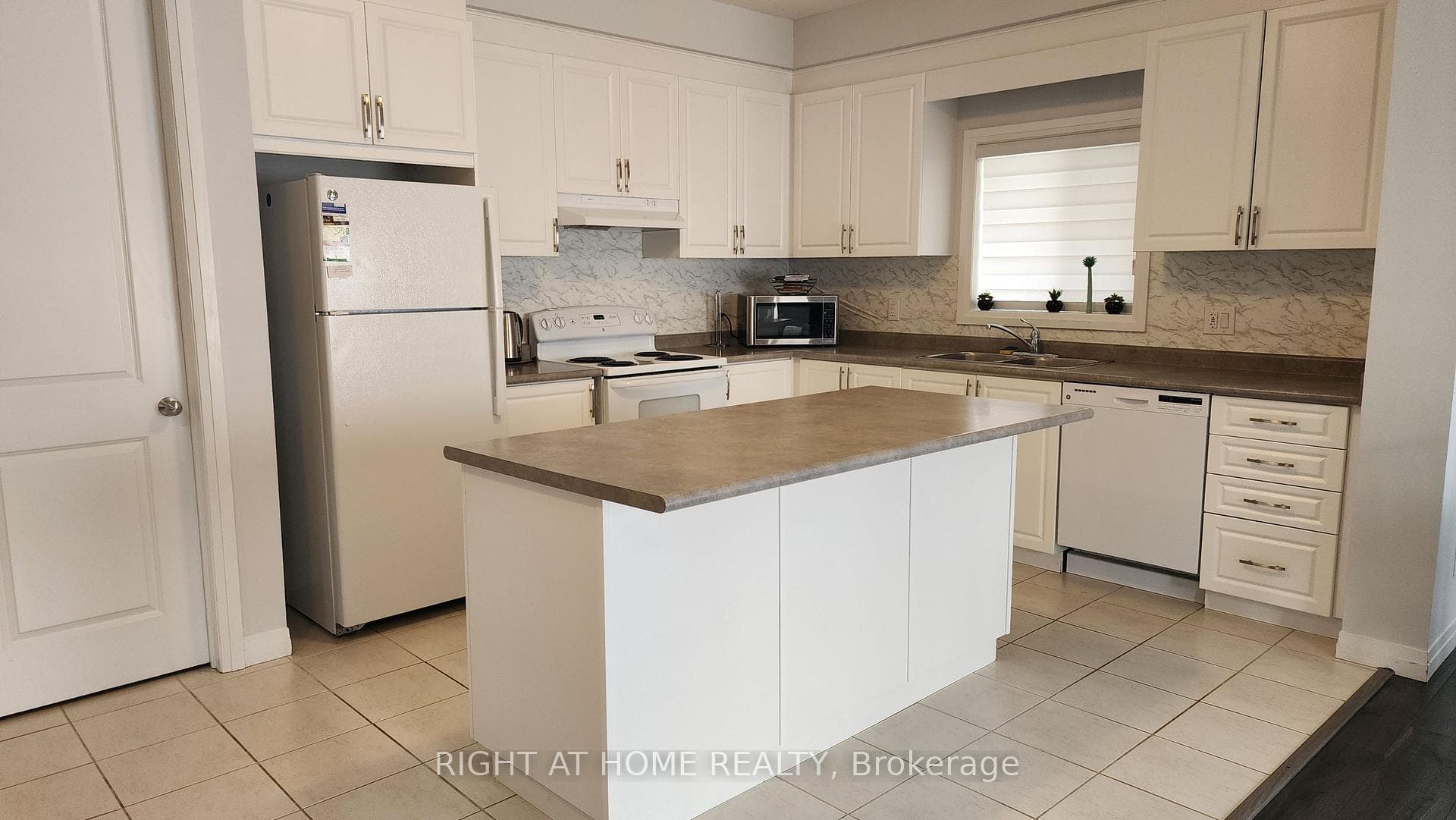 229 Tall Grass Crescent photo 6