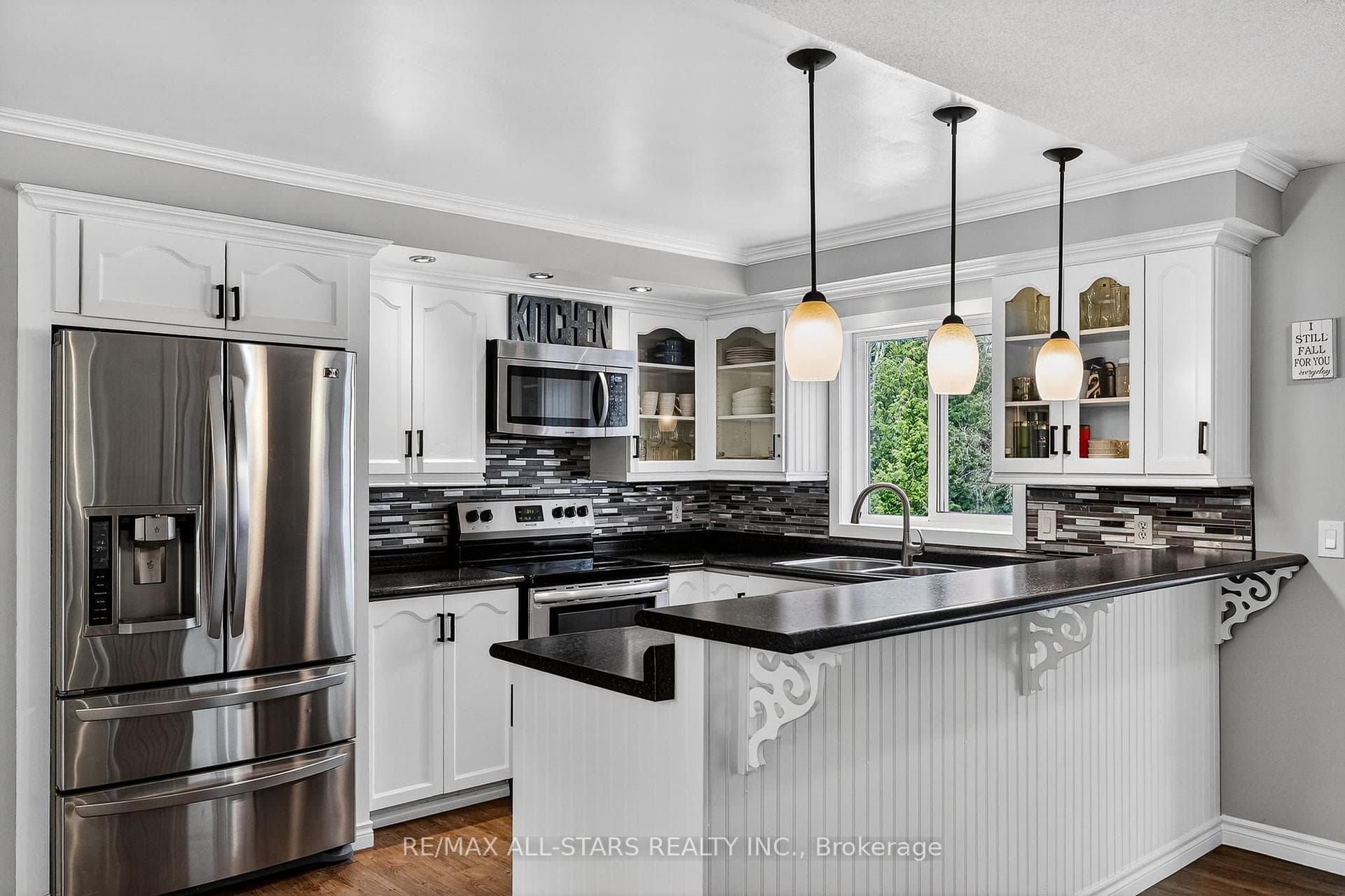 646 The Glen Road photo 7