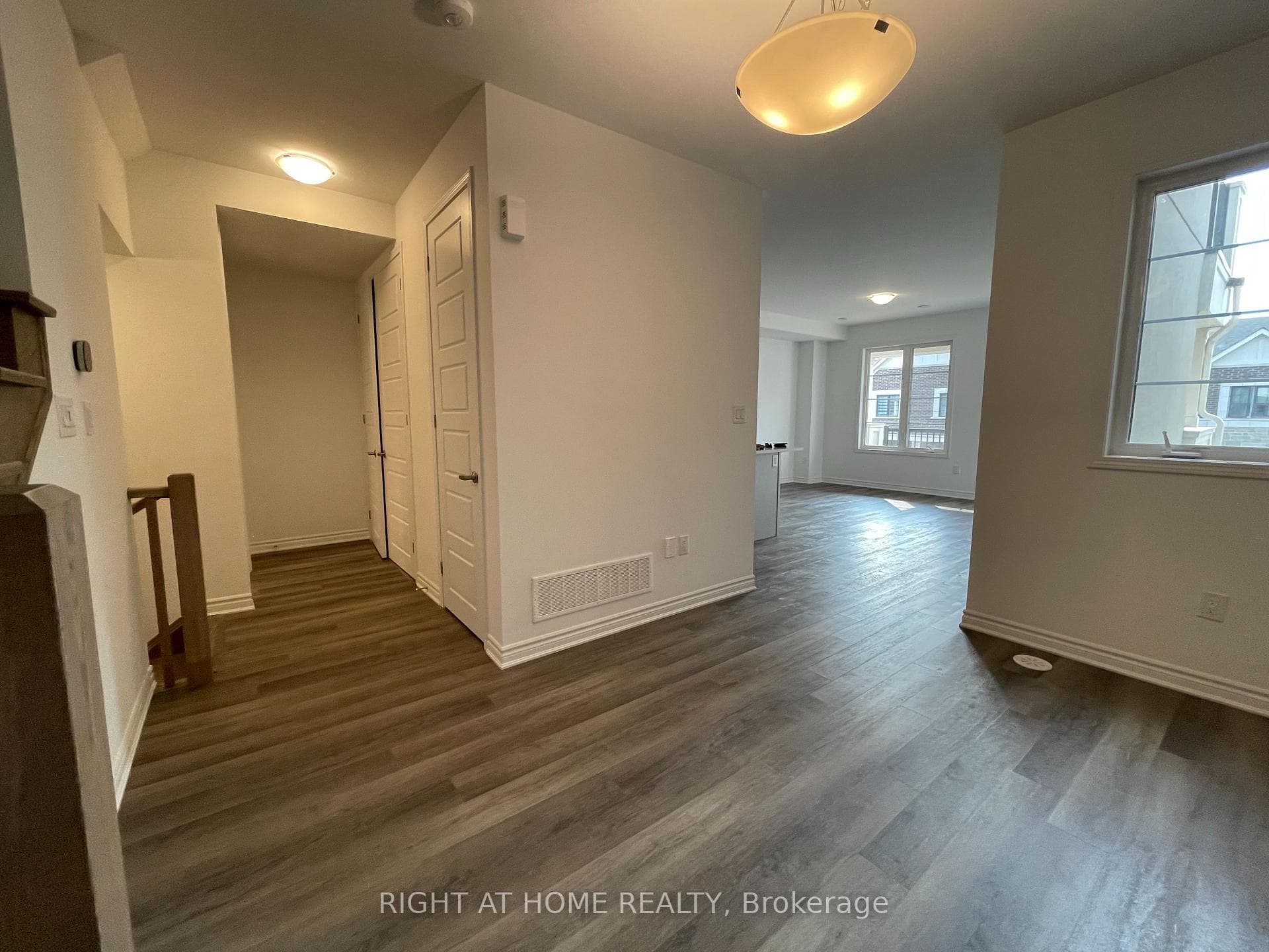 1575 Moira Crescent photo 14