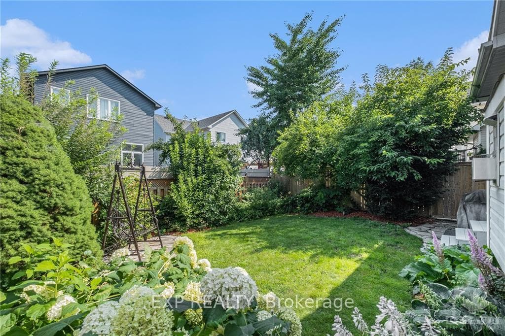 1876 SUNLAND Drive photo 25