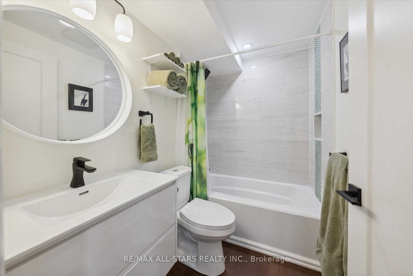 196 Currey Crescent photo 33