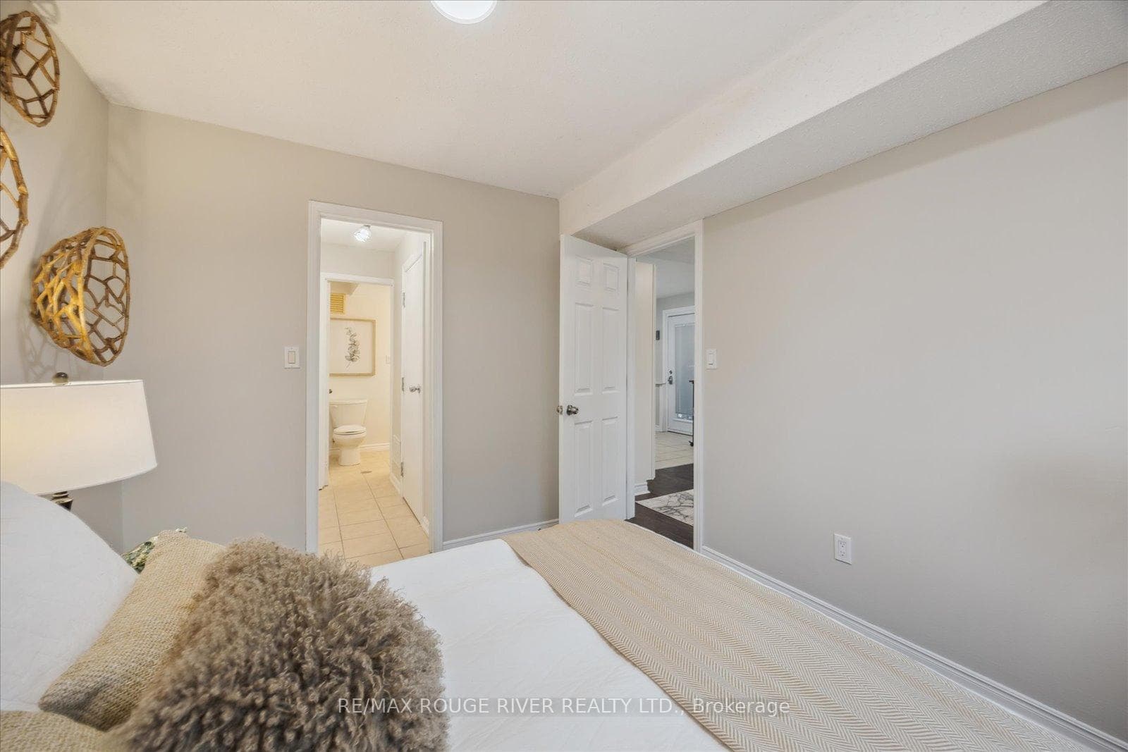 817 Bennett Crescent photo 35