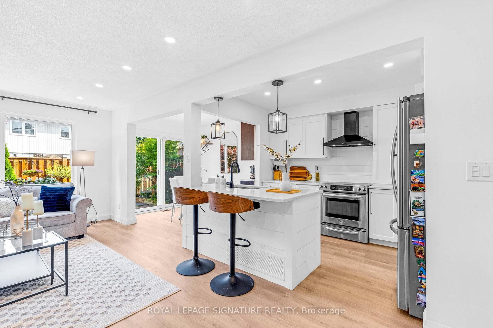 5273 Banting Court photo 9