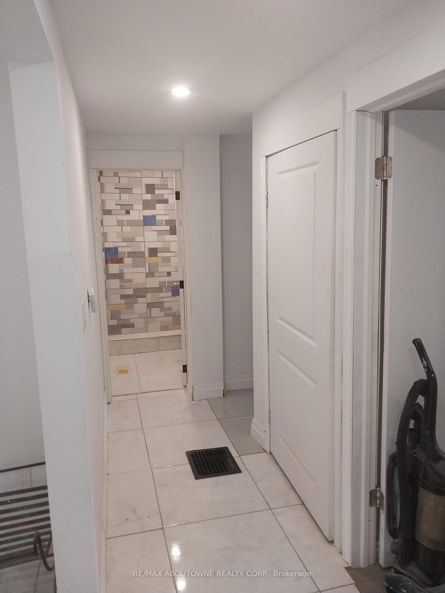 1071 SOUTHCOTE Road photo 8