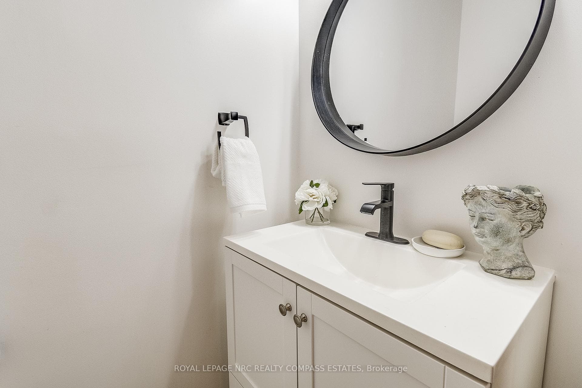 374 Niagara Street photo 9