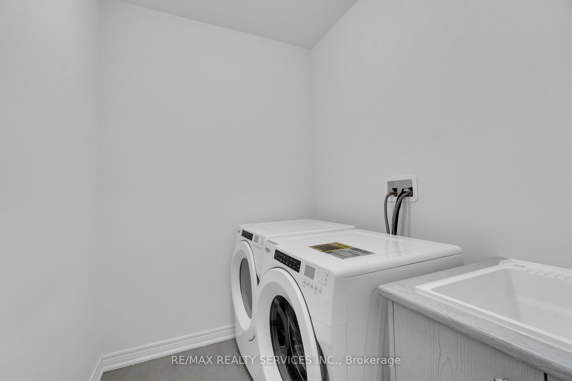 59 Hawtrey Road photo 26