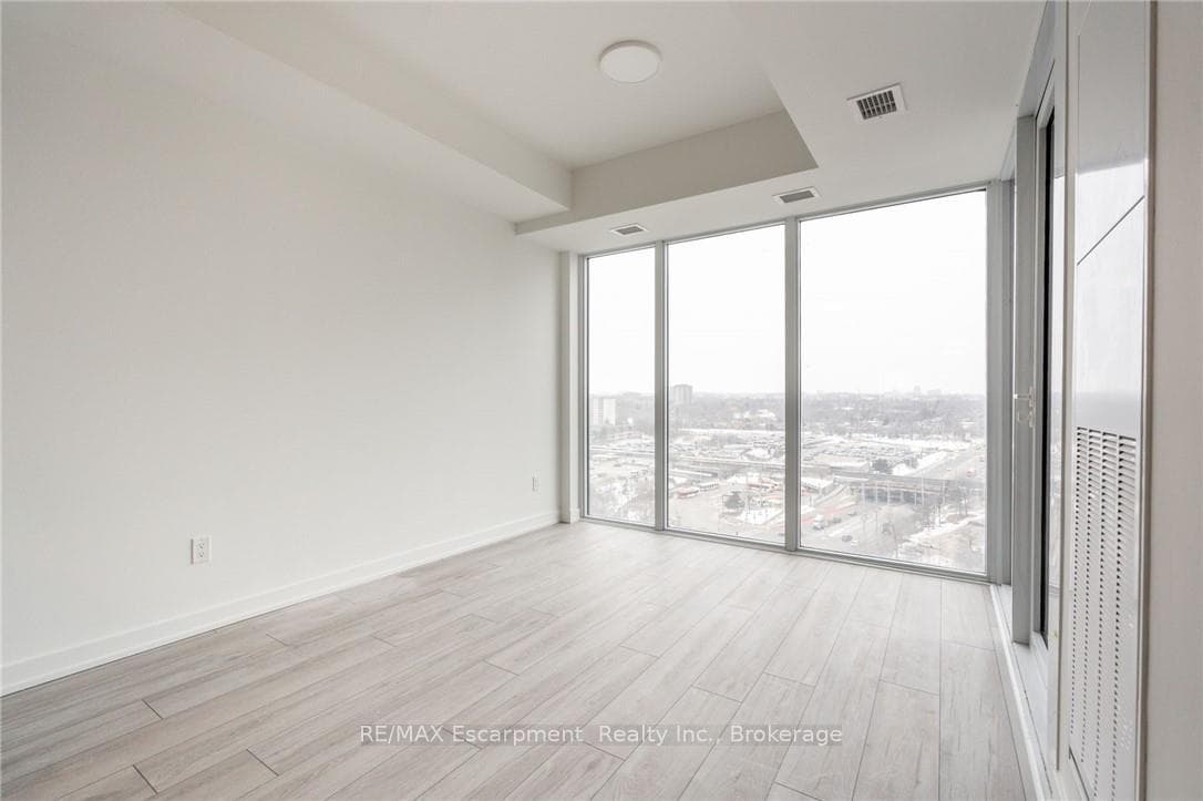1035 SOUTHDOWN Road Unit 1501 photo 13