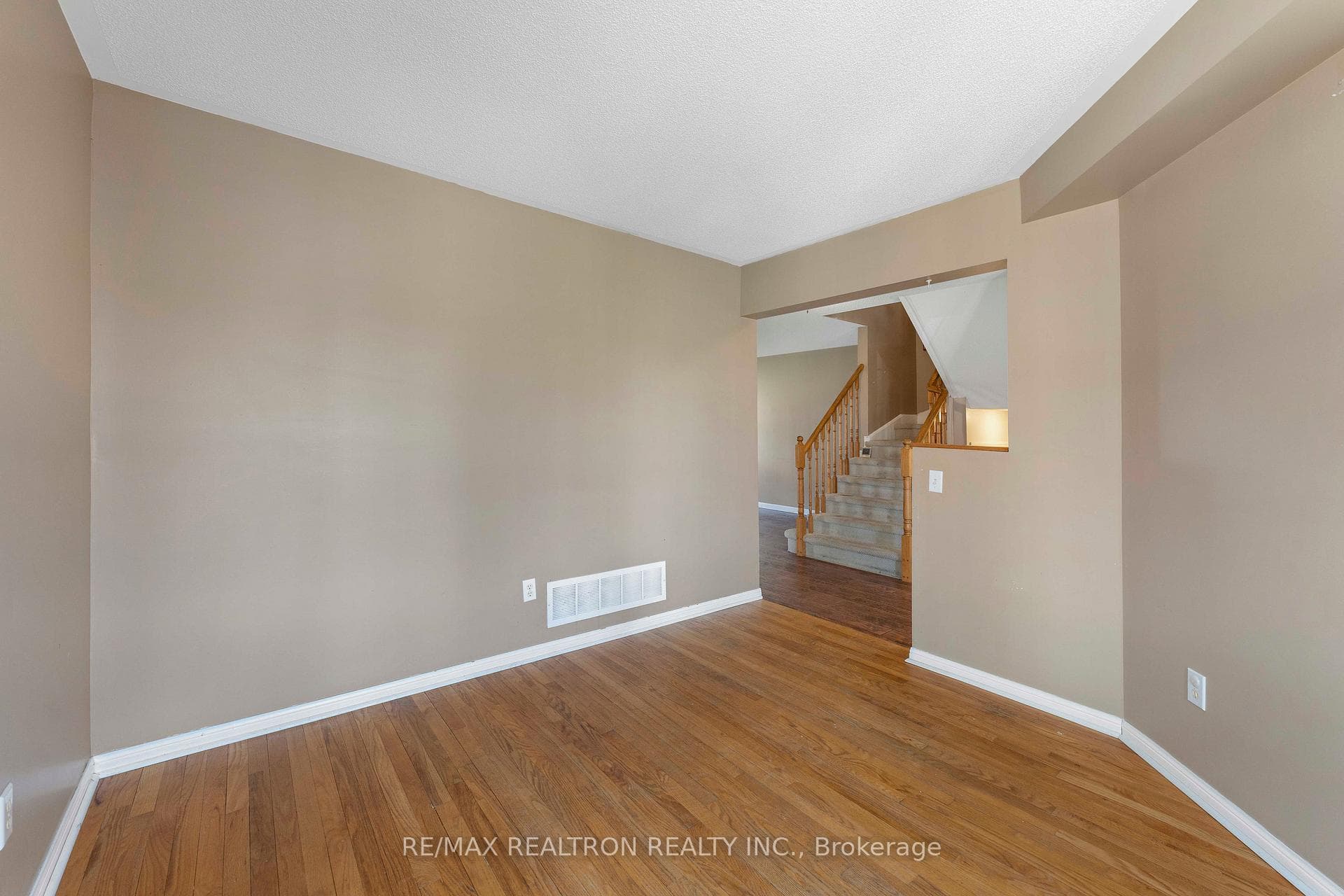 34 Aikens Crescent photo 8