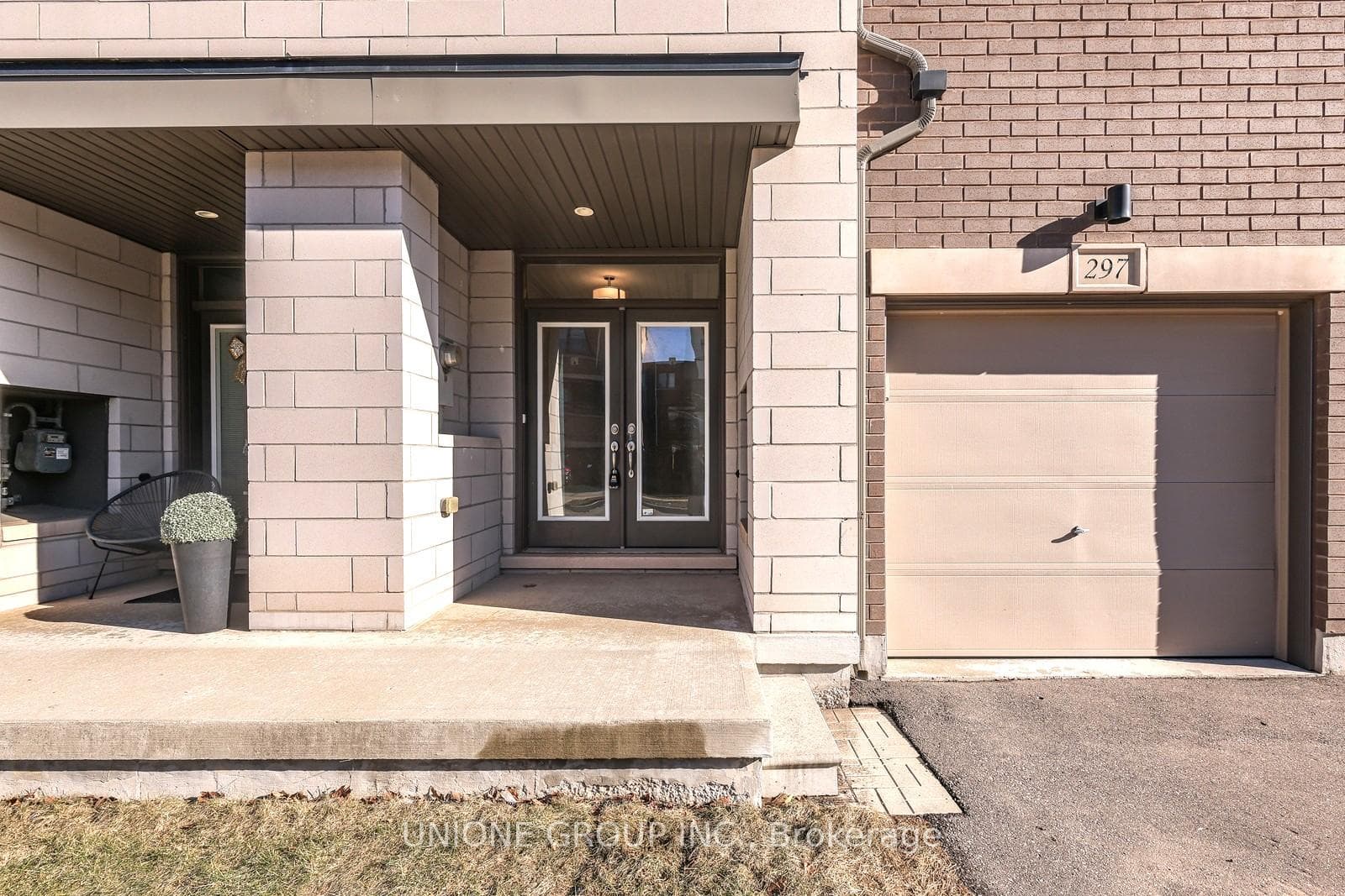 297 Squire Crescent photo 2