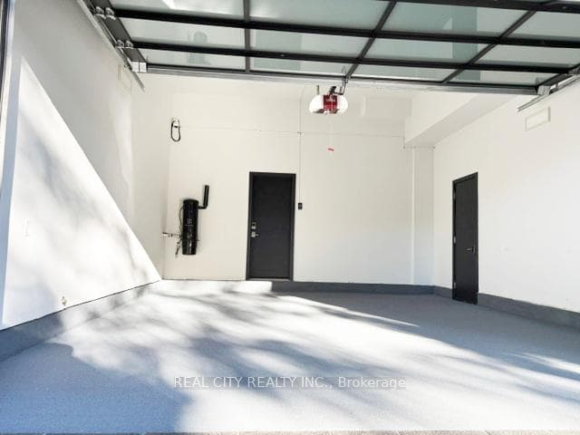 662 Byngmount Avenue photo 36